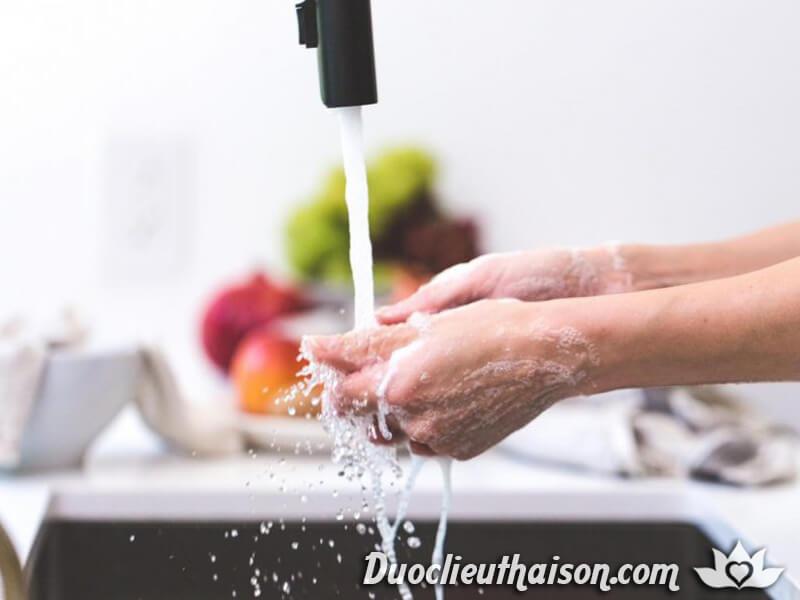 Rửa tay sạch sẽ trước khi ăn và sau khi đi vệ sinh